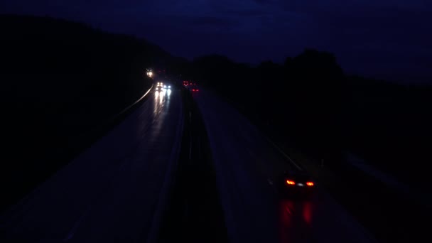 Auto Rijden Nachts Een Snelweg — Stockvideo
