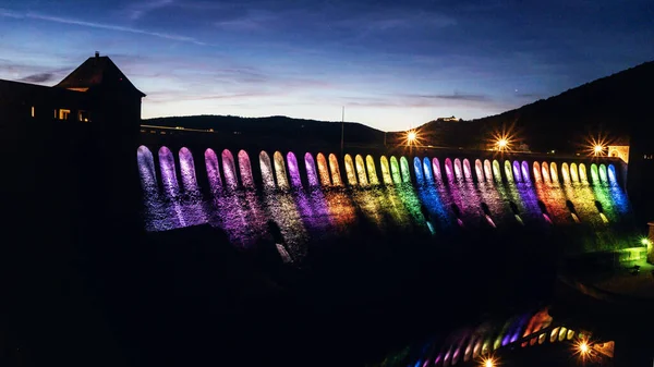 Albañilería iluminada colorida en Edersee — Foto de Stock