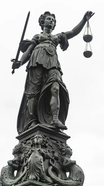 Justitie standbeeld met zwaard en schaal — Stockfoto