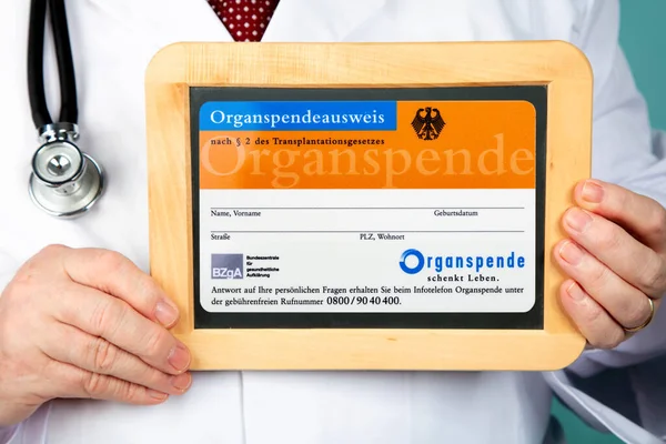 Organspendeausweis auf Kreidetafel — Stockfoto