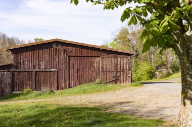 eski ahşap ahır