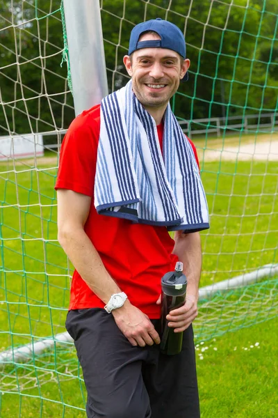 Sportler mit Handtuch und Flasche — Stockfoto