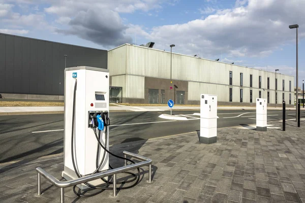 Stazione di rifornimento elettrica con colonna serbatoio — Foto Stock