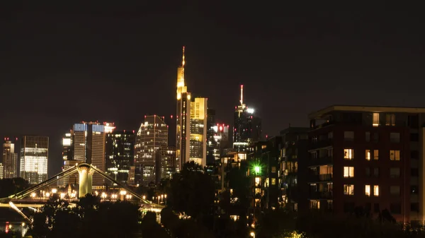 Oświetlona panorama miasta we Frankfurcie w nocy — Zdjęcie stockowe