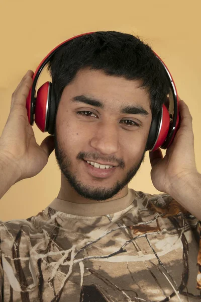 Молодий чоловік з навушниками — стокове фото