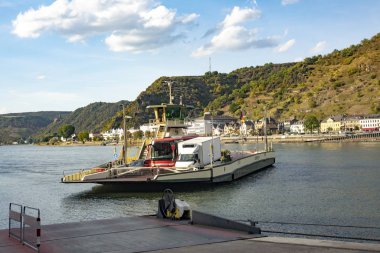 Ren Nehri 'nde Feribot Yolcusu 