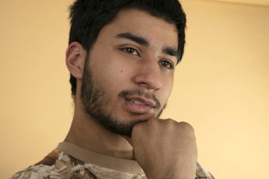 Arkadaş canlısı genç adam.