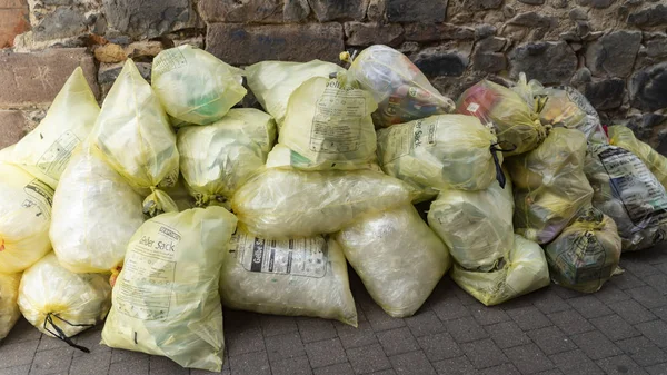 Желтые мешки для мусора на улице — стоковое фото