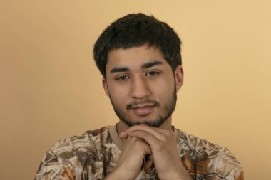 Arkadaş canlısı genç adam.