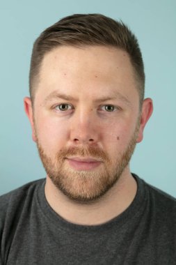 Sakallı genç adamın Stüdyo Portresi