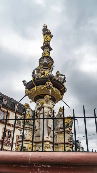 Знаменитый фонтан в Трире — стоковое фото