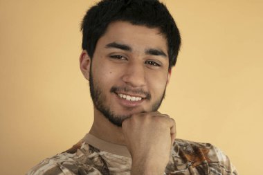 Arkadaş canlısı genç adam.