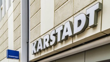 Trier, Almanya 13 Eylül 2019: Karstadt Mağaza Logosu. 1881 yılında Wismar 'da kurulan ve merkezi Essen' de bulunan bir Alman mağaza zinciri..