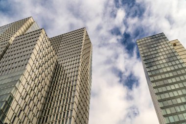 Frankfurt, Almanya, 5 Ekim 2019 Frankfurt / Ana Almanya 'daki gökdelende sırayla & taksi sarayı manzarası 