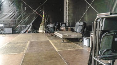 İnşaatta sandalyeli boş sahne