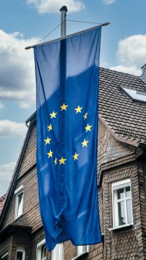  Almanya 'da eski bir evin önüne Avrupa Bayrağı asmak