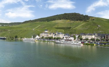 Bernkastel Kues 'ten yazın turistik gemilerle ve asma dağlarıyla manzara