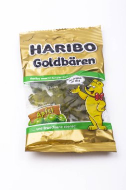 Huettenberg, Almanya - 2020-02 _ 25 Ürün Aşısı Haribo Apple Sweets beyaz üzerine izole edildi