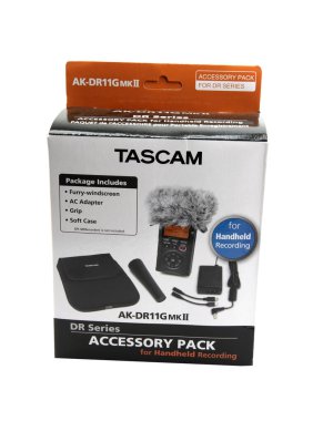 Huettenber, Almanya - 3 Şubat 2020: Tascam Dr-05 x Dijital Ses kaydedici. Beyaz arkaplanda taşınabilir alan kaydedicisi.