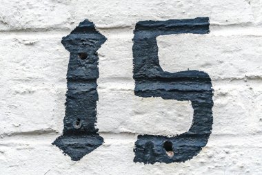 Ev cephesinde on beş numara boyanmış.