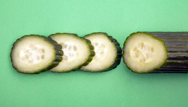 Isolado Pepino Fatias Frescas Sobre Fundo Verde — Fotografia de Stock