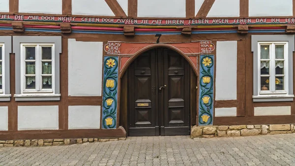 ドイツのコルバッハにある装飾的な木製のドアを持つ歴史的な家の入り口 — ストック写真