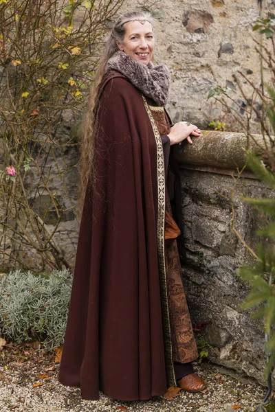 中世の衣服で長髪の女性を奪われた — ストック写真