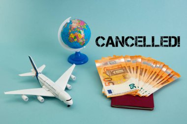 Konsept: Oyuncak uçak ve dünya ile tatil iptal sigortası. 