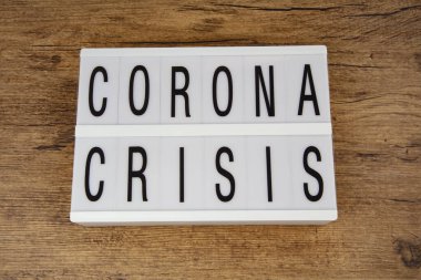 Corona Krizi ahşap arka planda bir ışık kutusunda