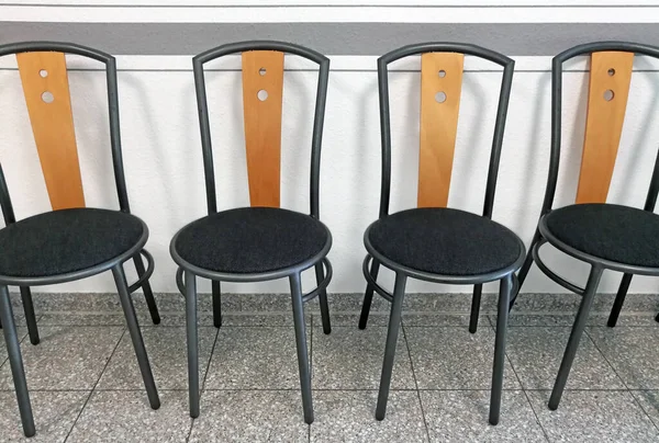Γραμμή Από Άδειες Καρέκλες Στην Αίθουσα Αναμονής — Φωτογραφία Αρχείου