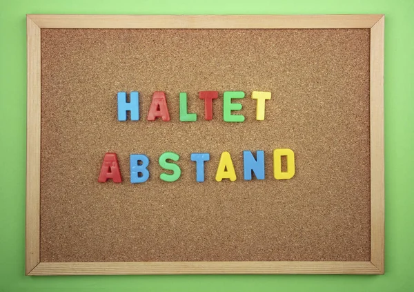 Koncepcja Haltet Abstand Języku Niemieckim Kolorowymi Literami Oznacza Utrzymanie Dystansu — Zdjęcie stockowe