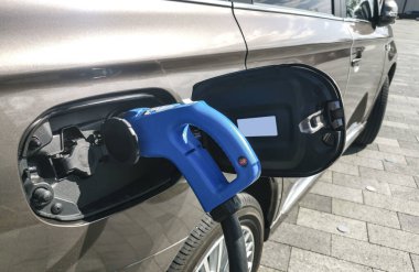 Elektrikli araba şarj edilecek.