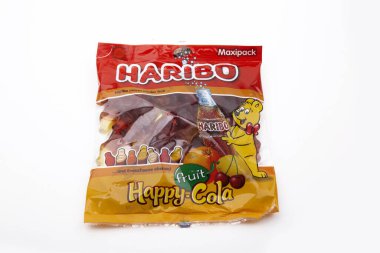 HUETTENBERG, GERMANY - 2020-02 _ 25 Ürün Vuruşu HARIBO MUTLU COLA Şekerleri beyaz üzerine izole edilmiş