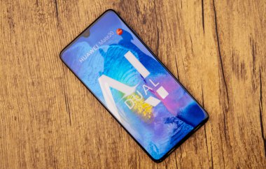 HUETTENBERG _ GERMANY _ 27 _ MARCH _ 2020: HUAWEI MATE 20 Huawei 1988 yılında Shenzhen 'de kuruldu. Çin sancak gemisi şirketi akıllı telefon üretiminde küresel bir oyuncudur.. 
