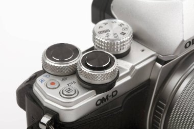 HUETTENBERG _ GERMANY _ 02 _ Nisan _ 2020: Olympus OM-5 The Olympus OM-D E-M5 Micro Four Third System için aynasız sistem kamerasıdır. Mart 2012 'den beri Avrupa' daki mağazalarda bulunmaktadır.. 
