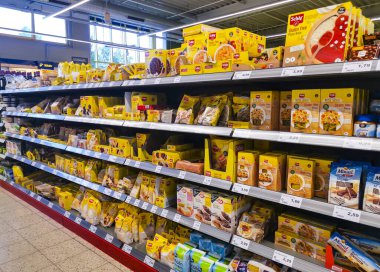 GIESSEN, GERMANY - 2019-08-01 - Giessen 'deki EDEKA Supermrket' te SCHAER Gluten Free Food ürünleriyle rafa kaldırıldı.