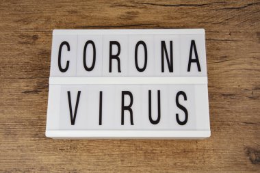 Corona Virüsü ahşap arkaplanda Işık Kutusunda