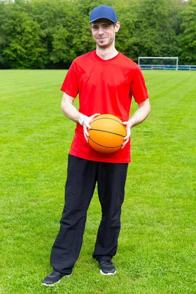 Mladý Přátelský Muž Basketbalem Venkovním Sportovním Areálu — Stock fotografie
