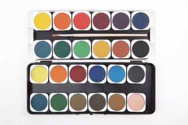 Boya Kutusu beyaz arkaplanda izole edildi