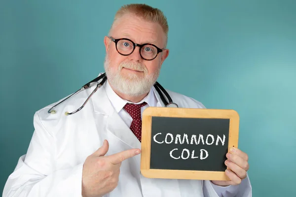 Doctor Eyeglasses Holding Chalkboard Common Cold Lettering Blue Background — Stock Photo, Image