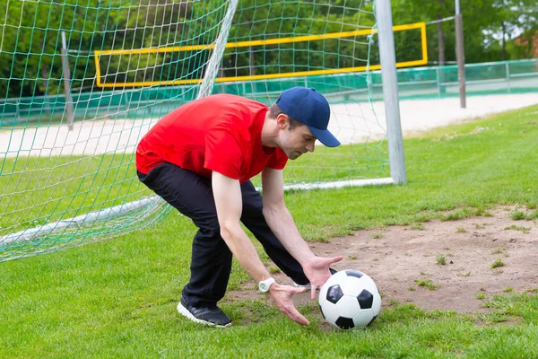 Ung Man Med Mössa Och Fotboll Fotbollsplan — Stockfoto