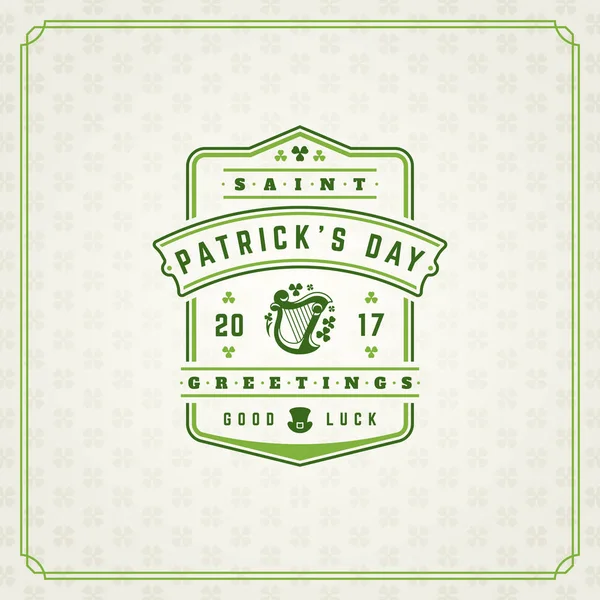 Saint Patricks Day Retro typografiska Badge på mönster bakgrund — Stock vektor