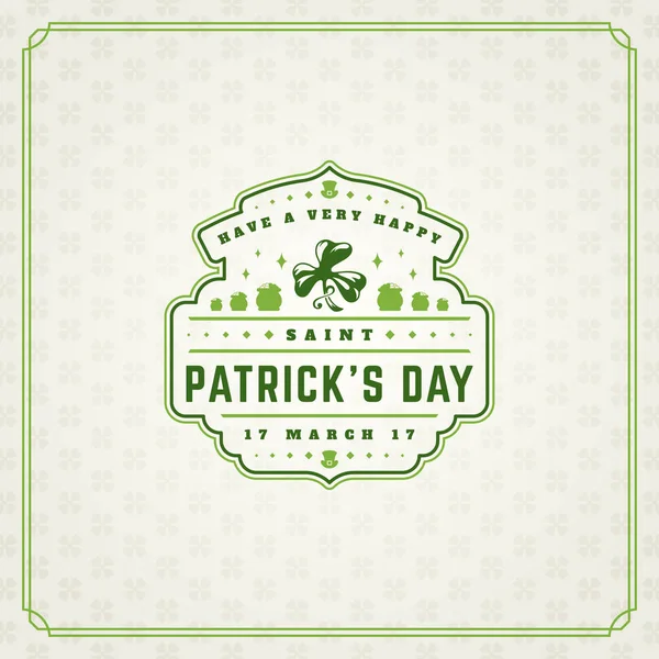 Saint Patricks Day Retro typografisches Abzeichen auf Muster Hintergrund — Stockvektor