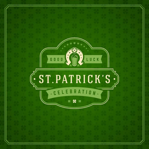 Distintivo tipográfico retro do dia de Saint Patricks no fundo do teste padrão — Vetor de Stock