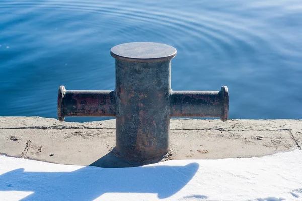 De Bolder aanmeren bij de pier — Stockfoto