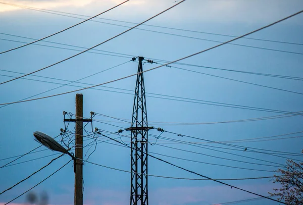 Courir au hasard des fils électriques sur des poteaux contre le ciel — Photo