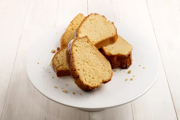 Gugelhupf saupoudré de sucre en poudre sur un stand de gâteau — Photo