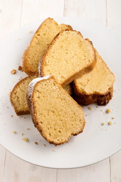 Gugelhupf polvilhado com açúcar em pó em uma banca de bolo — Fotografia de Stock