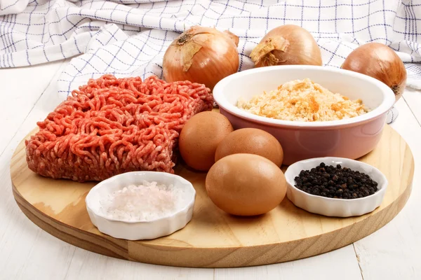 Malet fläskkött, ägg, grovt salt, svart peppar, bröd c — Stockfoto