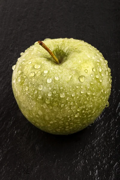 Jedno jabłko mokre na łupek — Zdjęcie stockowe